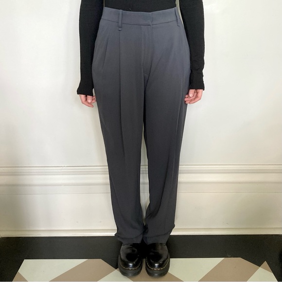 Brunello Cucinelli 100% silk flowy pleated front trousers. 🖤 - Picture 3 of 7